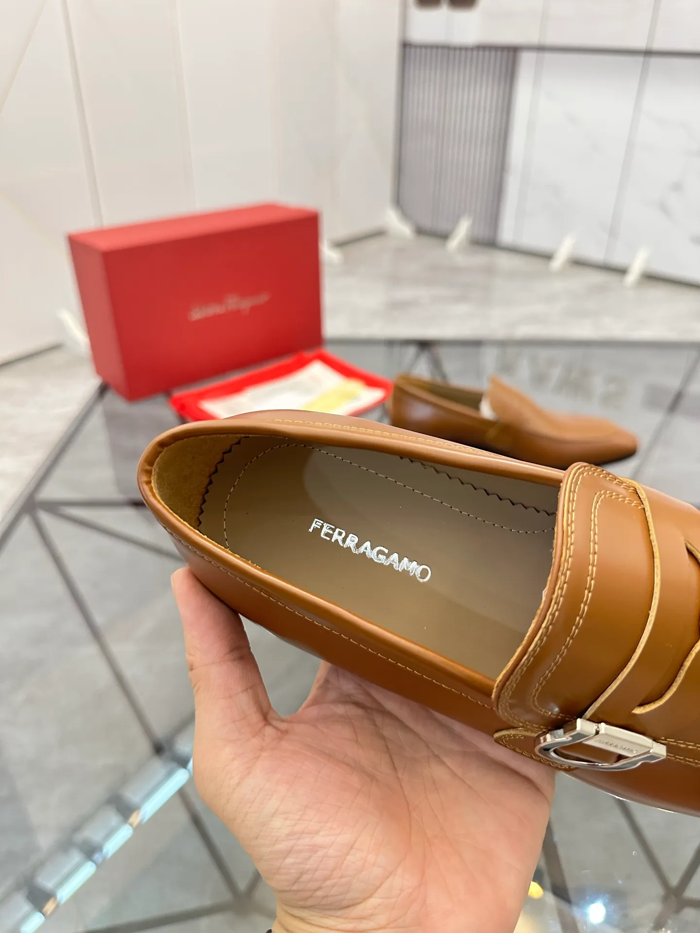 Men's shoes: 💰P640¥ High-end quality Product trademark: Ferragamo* "Ferragamo*" leather shoes Regular size: 38-44 (can be customized to 45.46.) Product materials: imported first-layer cowhide leather upper, cowhide lining, original outsole. Number: 688
